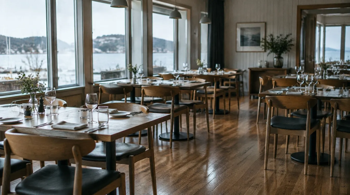 Tom restaurangmatsal med dukade bord och putsade glas före öppning